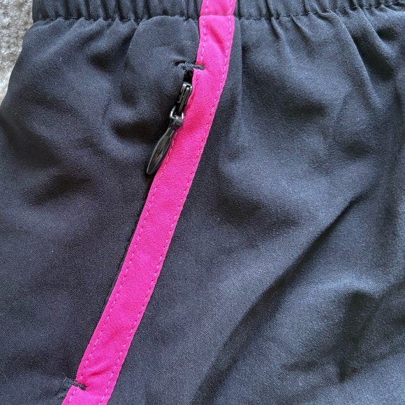NWT Medium Under Armour Black & Pink Athletic Shorts Moisture-Wicking Fabric - Picture 12 of 13